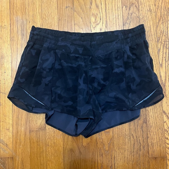 lululemon athletica Pants - EUC Lululemon Hotty Hot High Rise Shorts 2.5”